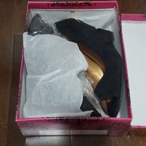 BRAND NEW/NEVER WORN Black Peep toe wedge